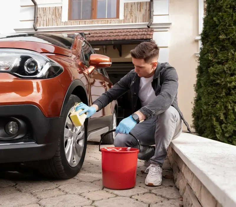 Lavage auto à domicile Saint-Rémy-lès-Chevreuse : professionnel intervenant sur un véhicule